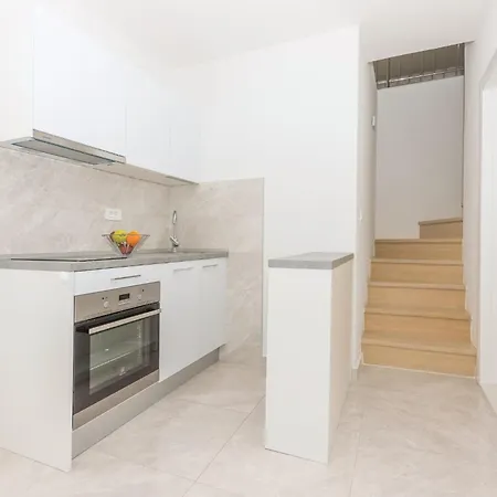 Apartman By The Sea - 25383 Makarska