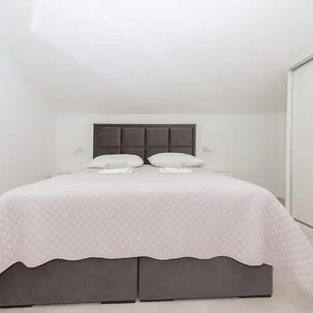 Apartment By The Sea - 25383